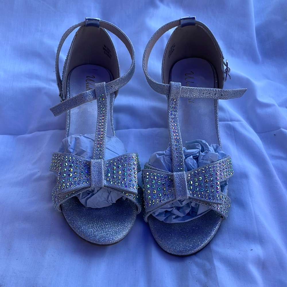Walofou dress shoe/sandal size 3 silver rhinestones
